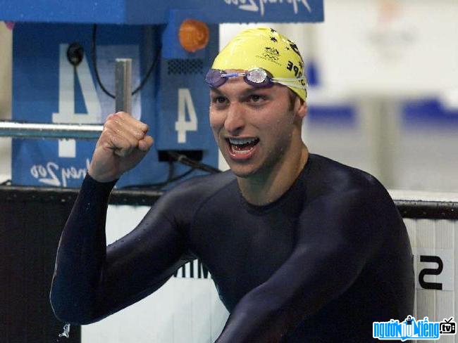 Photo of swimmer Ian Thorpe celebrating victory