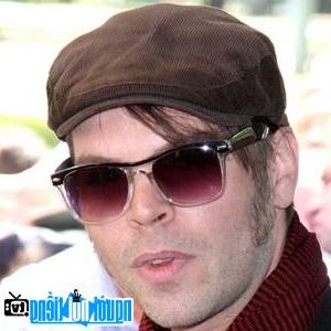 Một hình ảnh chân dung của Ca sĩ nhạc Rock Gaz Coombes