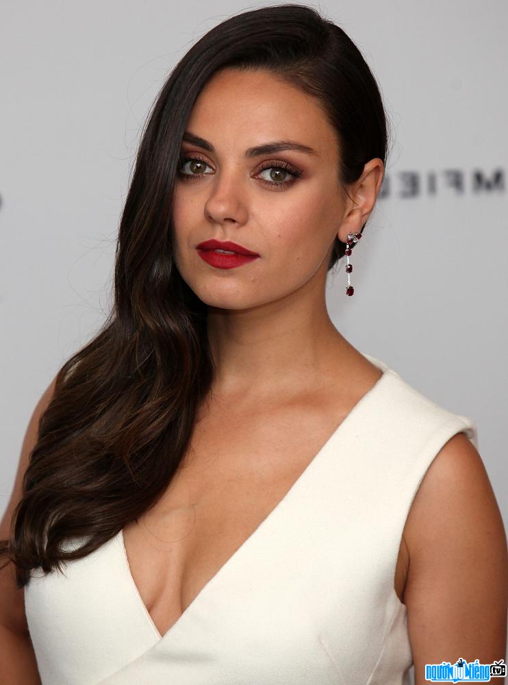  Close-up of the beauty of a mother of one child Mila Kunis