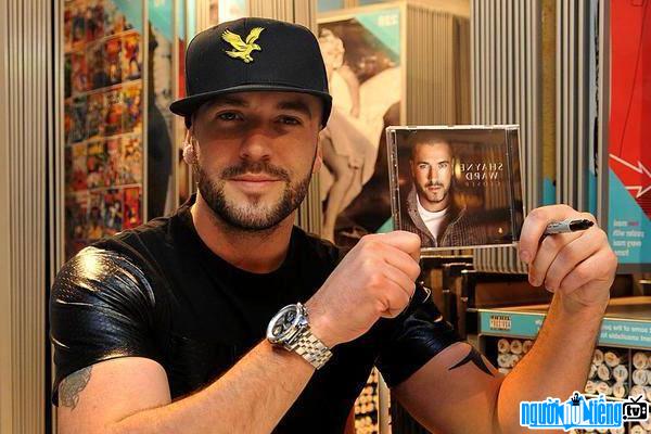 Picture of singer Shayne Ward with her music