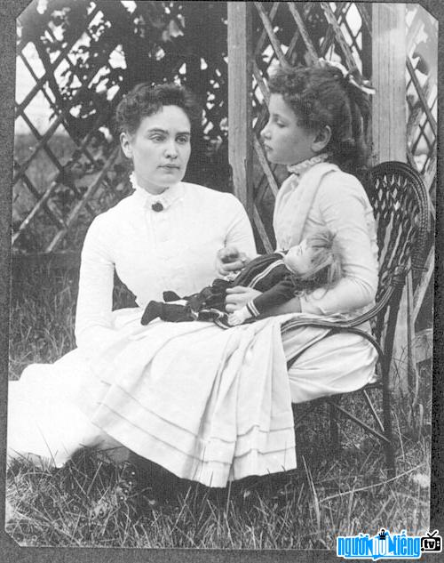  Photo of Helen Keller (left) and close friend Anne Sullivan