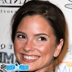 Latest Picture of TV Actress Shelley Hennig