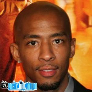 A portrait picture of Actor TV presenter Antwon Tanner