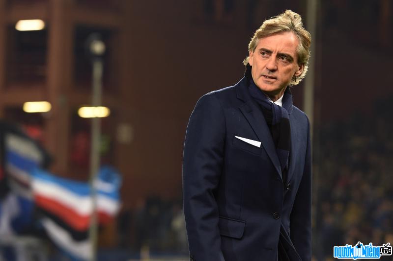 Huấn luyện viên bóng đá Roberto Mancini bị bắt gặp cặp kè với bồ với sau khi bị sa thải ở Inter Milan