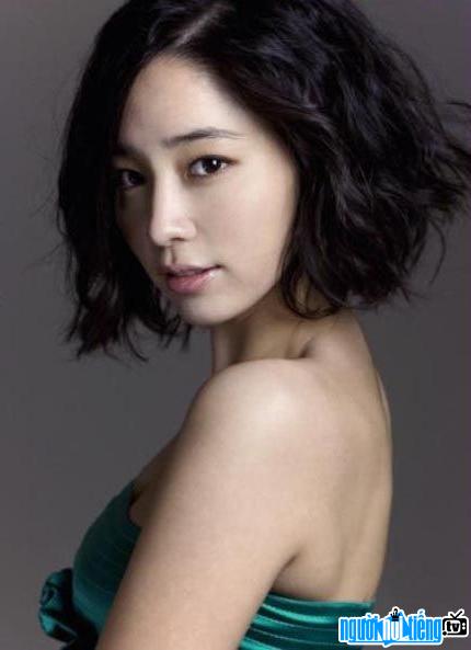 Actor Lee Min-jung shows off her sexy bare shoulders