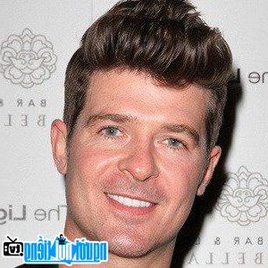 R&B Singer Robin Thicke Latest Picture