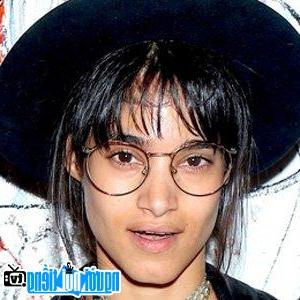 Một hình ảnh chân dung của Nghệ sĩ dance Sofia Boutella