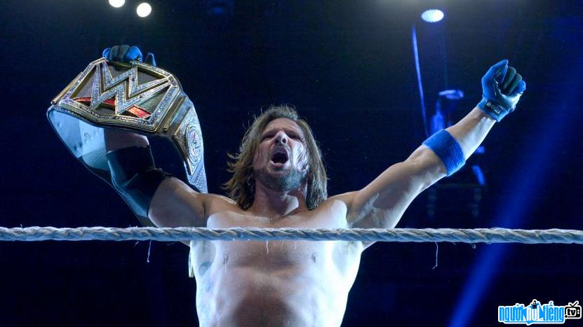 Bức ảnh vận động viên vật AJ Styles sau khi nhận đai vô địch