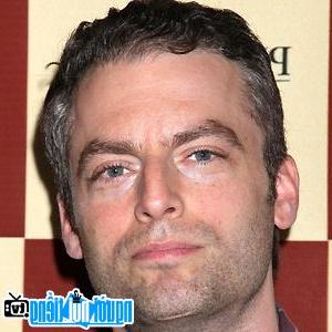 Một hình ảnh chân dung của Nam diễn viên truyền hình Justin Kirk