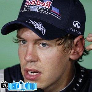 Sebastian Vettel tay đua trẻ nhất giành Pole.