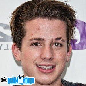 Một bức ảnh mới về Charlie Puth- Ca sĩ nhạc pop nổi tiếng New Jersey