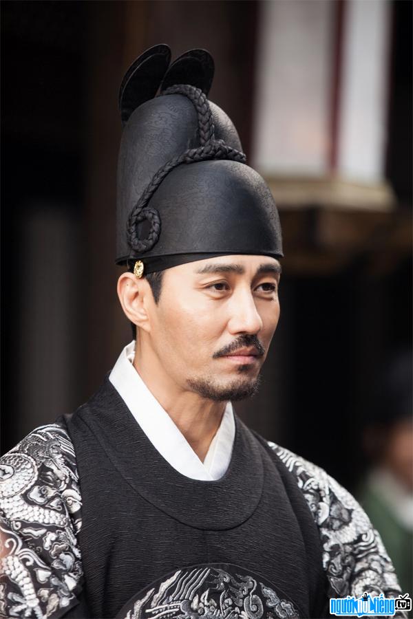 A picture of actor Cha Seung-won in a role acting in historical dramas