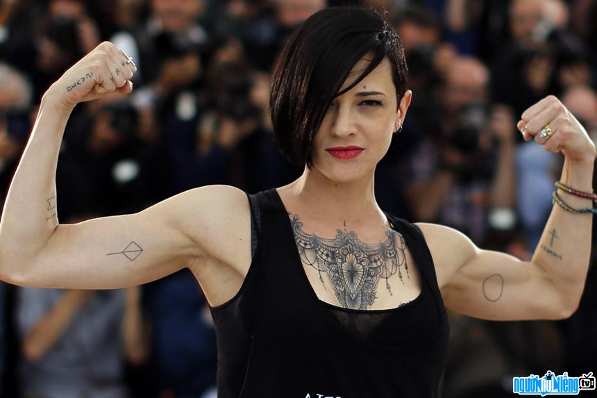 Asia Argento picture showing off her toned body