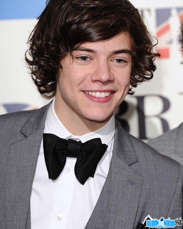 Một hình ảnh chân dung về nam ca sĩ nhạc pop người Anh Harry Styles