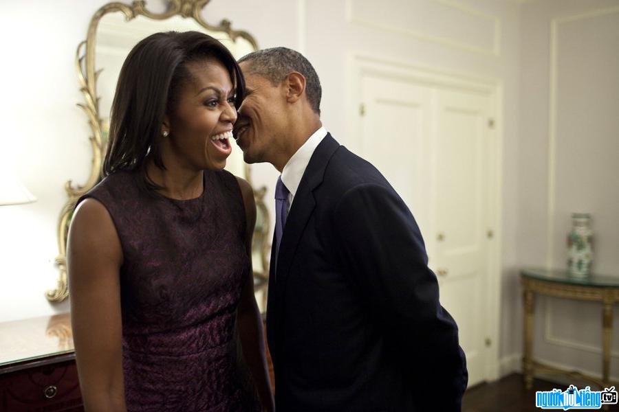 Vợ chồng đệ nhất phu nhân Michelle Obama thường xuyên trao cho nhau những cử chỉ tình cảm