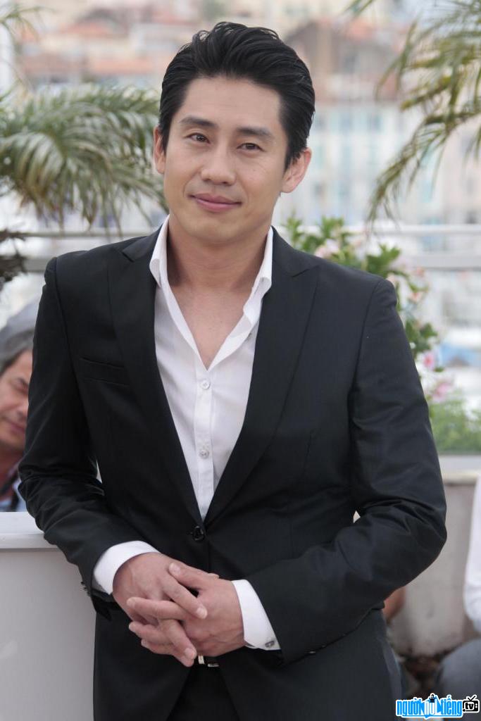A latest picture of actor Shin Ha-kyun. actor Shin Ha-kyun