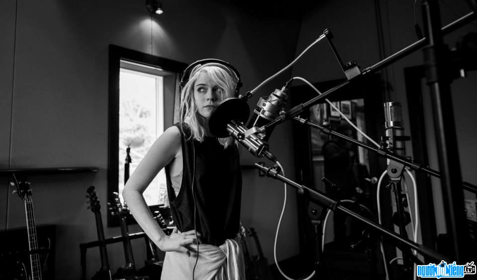 Picture of singer Holly Henry working in the recording studio