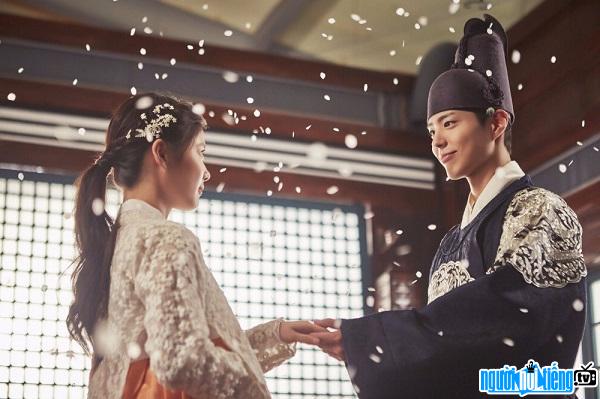  Actors Kim Yoo Jung and Park Bo Gum are a beautiful couple in Moonlit Clouds.