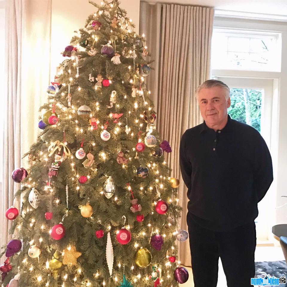 Hình ảnh huấn luyện viên Carlo Ancelotti trong dịp lễ Giáng Sinh 2016