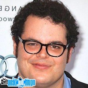 A Portrait Picture of Actor Josh Gad stage actor