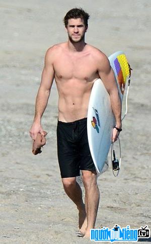 Liam Hemsworth khoe thân hình săn chắc trên bãi biển