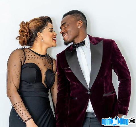 Picture of player Emmanuel Emenike with his wife