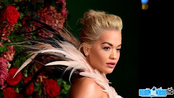 Một hình ảnh chân dung của Ca sĩ nhạc pop Rita Ora