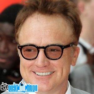 Một hình ảnh chân dung của Nam diễn viên truyền hình Bradley Whitford