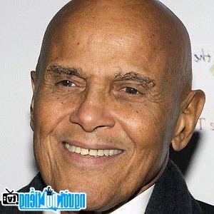 Một hình ảnh chân dung của Ca sĩ nhạc pop Harry Belafonte