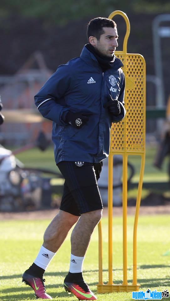 Hình ảnh cầu thủ Henrikh Mkhitaryan đang tập luyện trên sân cỏ