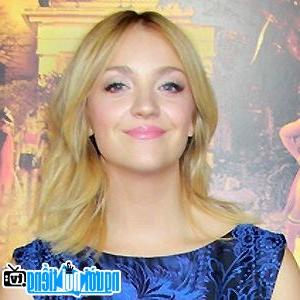 A New Picture of Abby Elliott- Famous TV Actress New York City- New York