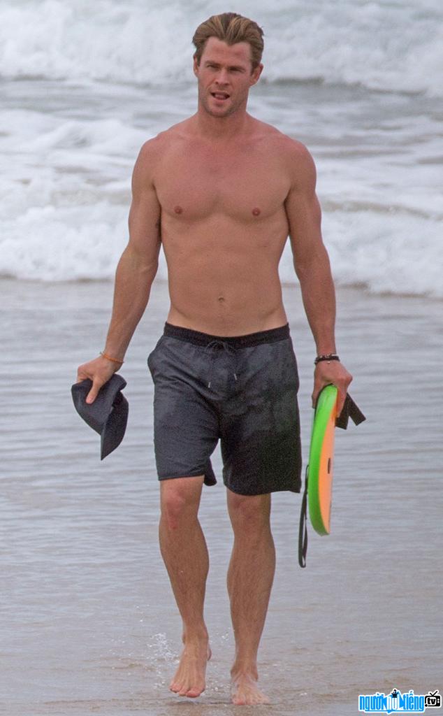 Actor Chris Hemsworth shows off his toned body on the beach