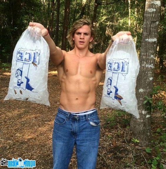  Image of Vine star Cole LaBrant showing off his toned body