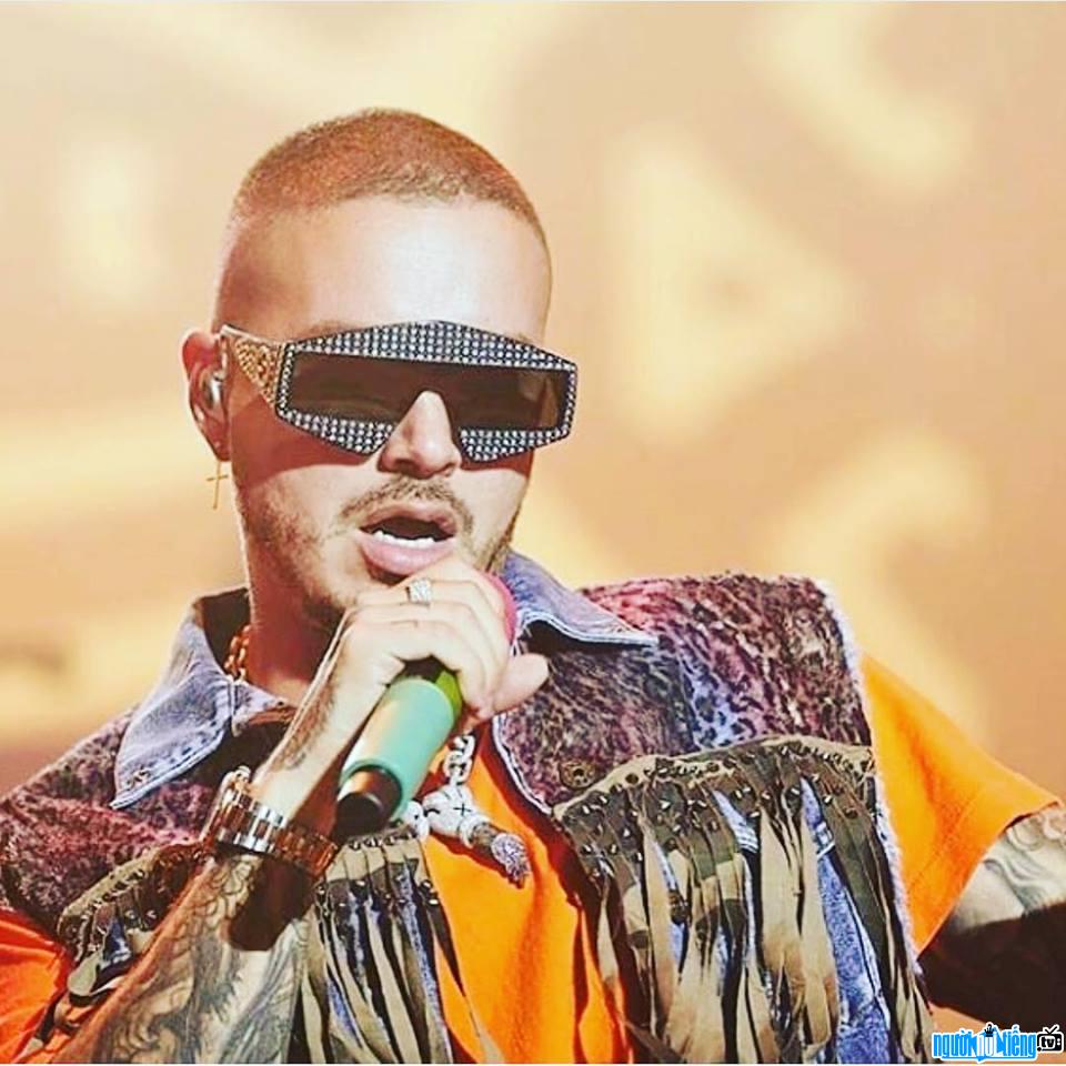 Picture of singer J Balvin performing on stage J Balvin
