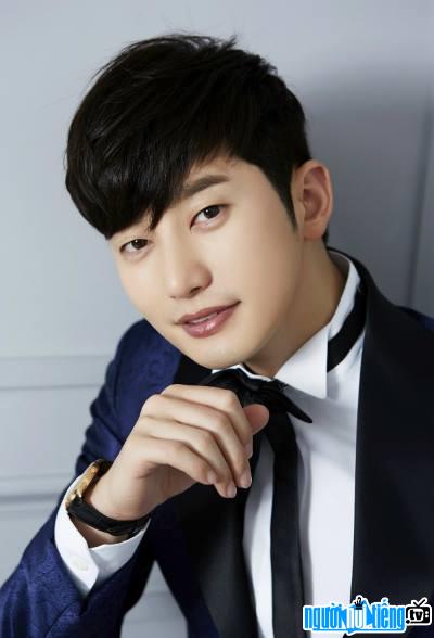 The romantic look of TV actor Park Si-hoo