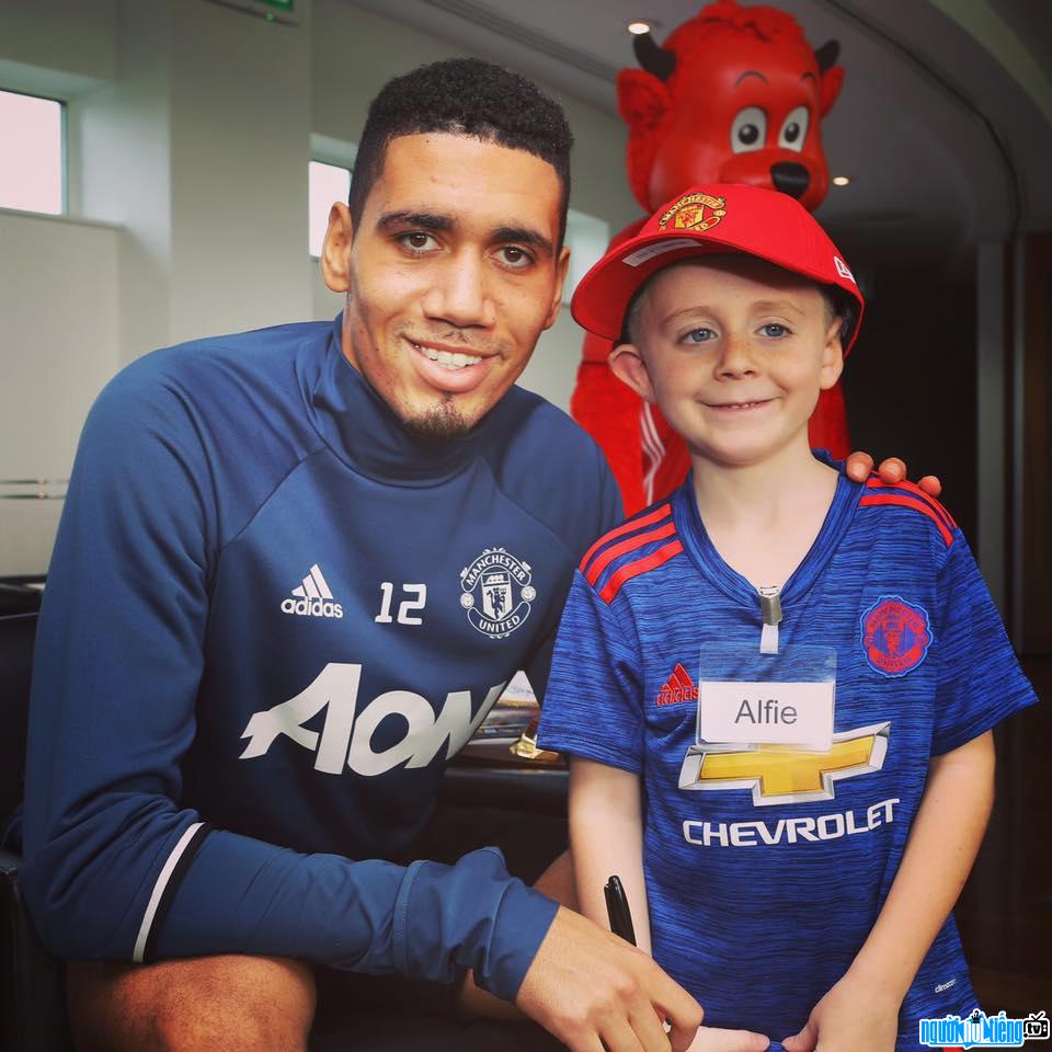 Chris Smalling Player Photo With The Kid Fan