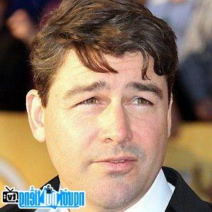 A Portrait Picture of Male television actor Kyle Chandler