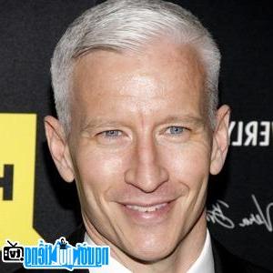 Một hình ảnh chân dung của Dẫn chương trình truyền hình Anderson Cooper