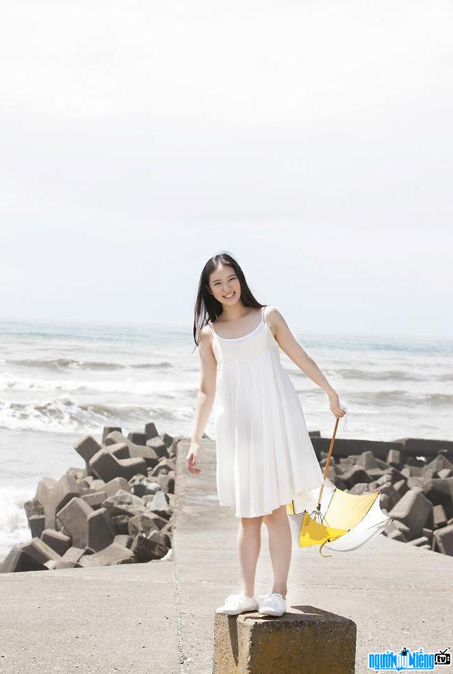 Nữ diễn viên Emi Takei trẻ trung đi ngắm biển