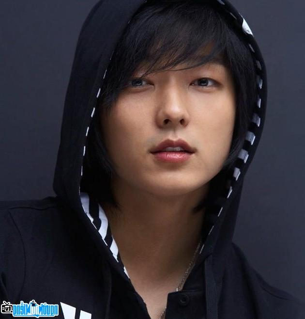 Singer Lee Joon-gi