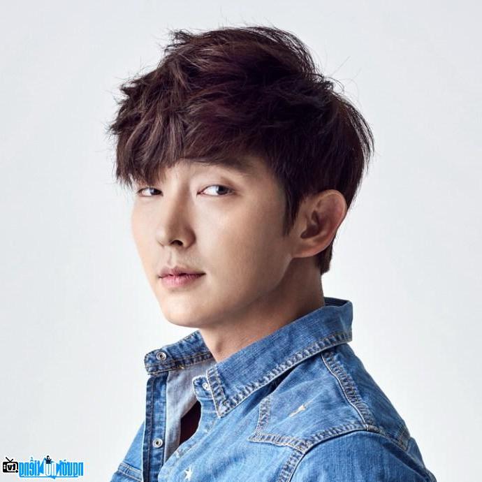 Another portrait photo about actor Lee Joon-gi