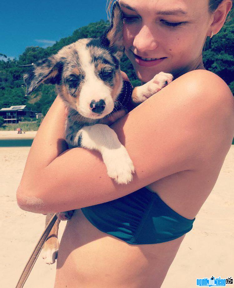 Picture of model Karlie Kloss and her pet dog