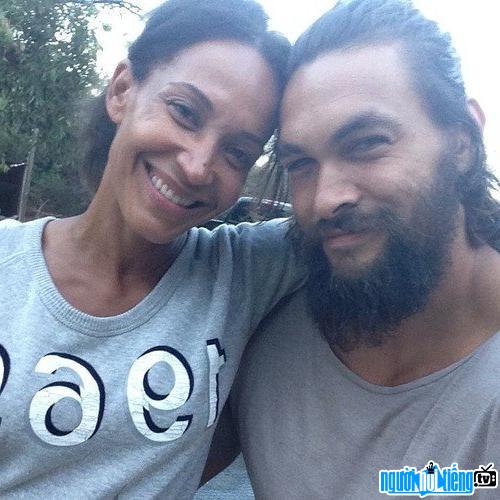 A photo of actor Jason Momoa with his wife