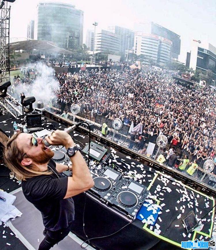 Bức ảnh DJ David Guetta đang biểu diễn trên sân khấu