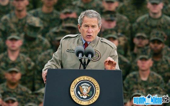  US President George W. Bush speaks at the military barracks