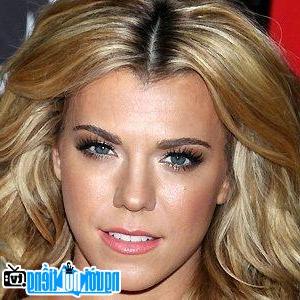 Một hình ảnh chân dung của Ca sĩ nhạc đồng quê Kimberly Perry