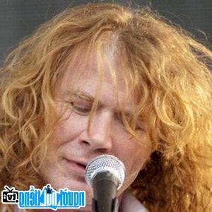 Một hình ảnh chân dung của Ca sĩ nhạc rock metal Dave Mustaine