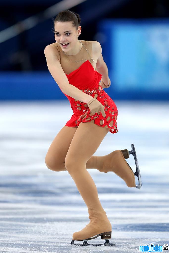  Adelina Sotnikova shines on the ice