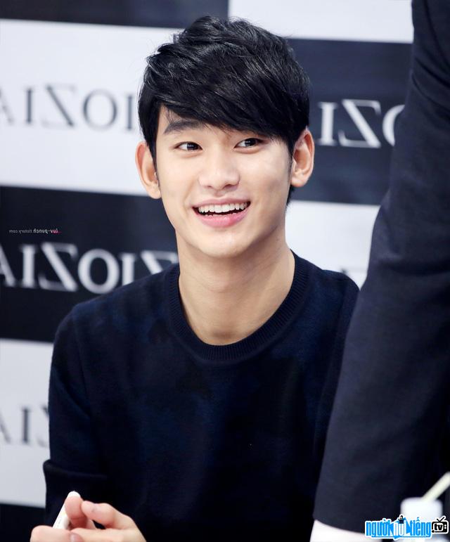  Kim Soo Hyun with a smile that captivates millions of girls