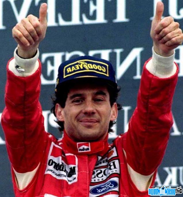 Ayrton Senna ăn mừng chiến thắng.